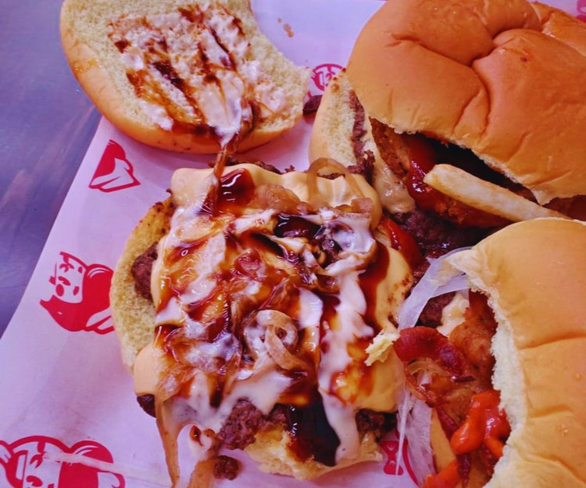 Wanna Smash Bar And Grill - Burgers with Sauce