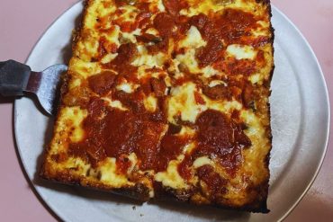 Photos for Loui's Pizza