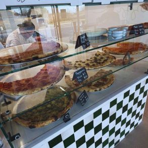 Ozzi’s Pizza - Pizza Display