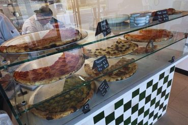 Ozzi’s Pizza - Pizza Display