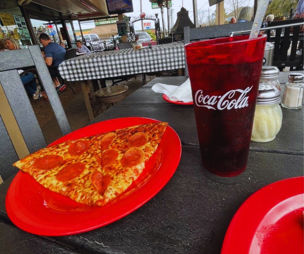 Red Zeppelin Pizza - Red Zeppelin Patio